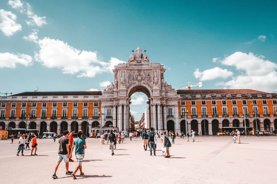 Exploring the Praça do Comércio in Lisbon city centre