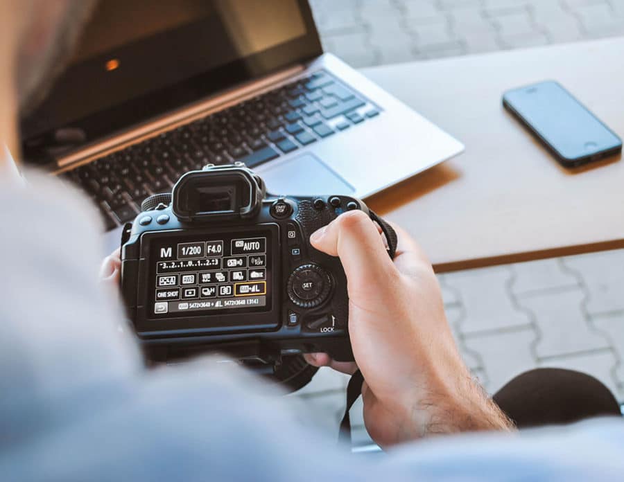 Best way to backup photos while travelling