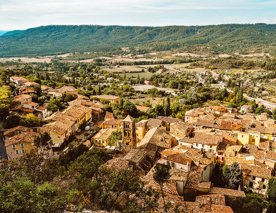 A view over Moustiers while hiking up to the Notre Dame de Beauvoir Chapel