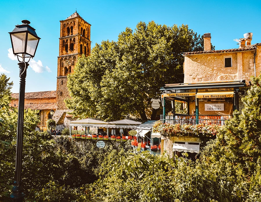 Pretty buildings of Moustiers